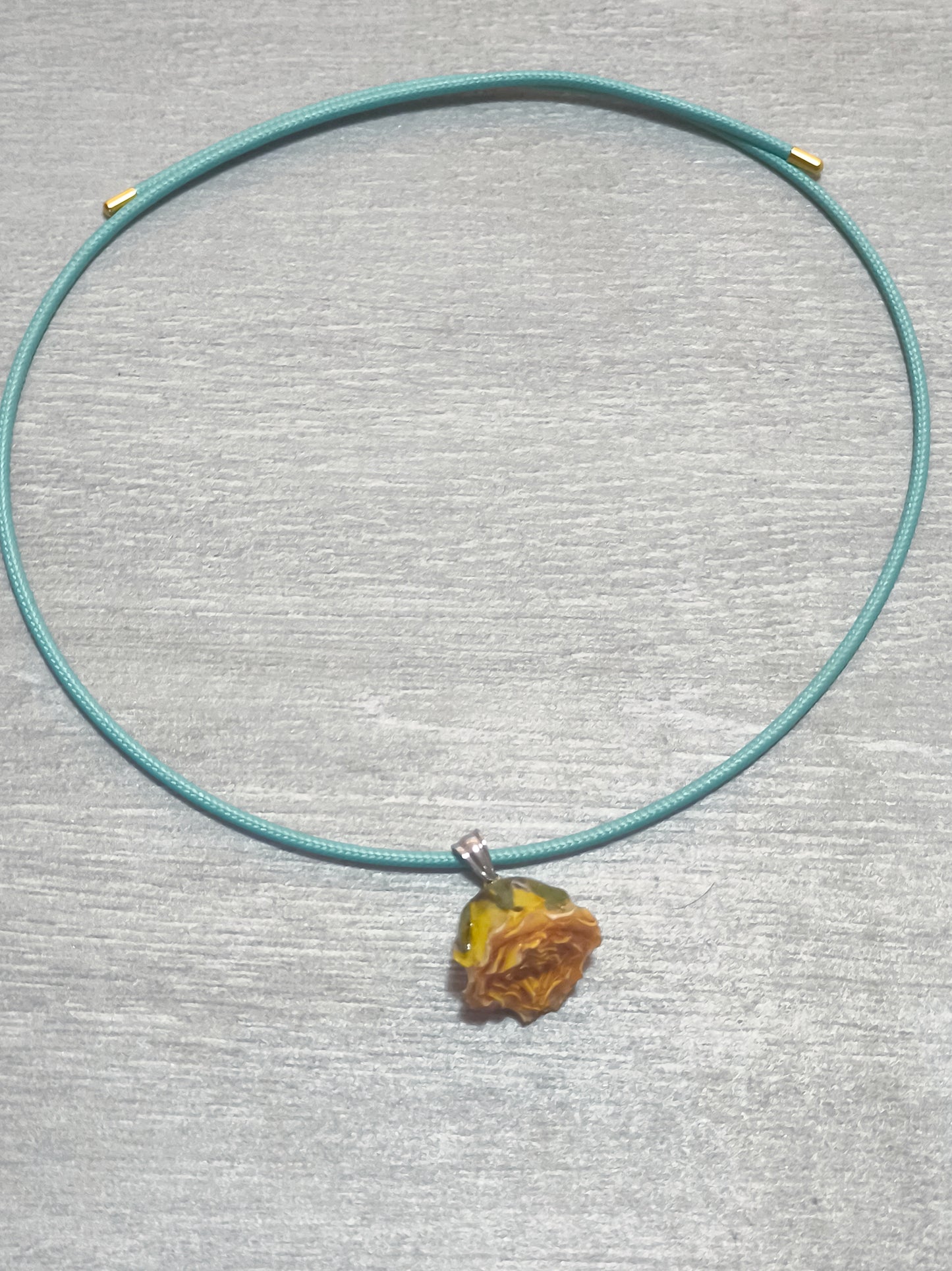 CIONDOLO BOCCIOLO DI ROSA DI RITA CHAMPAGNE CON COLLANA MAGNETICA