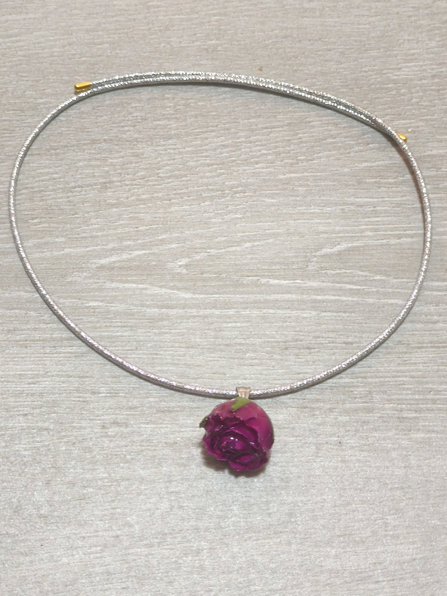 CIONDOLO BOCCIOLO DI ROSA DI RITA FUCSIA CON COLLANA MAGNETICA
